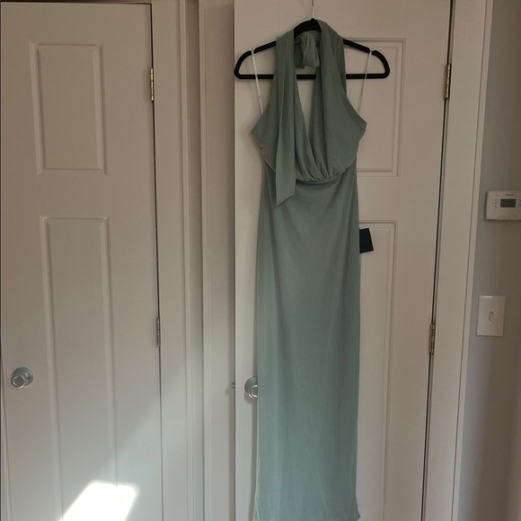 NWT LULUS sage green halter maxi dress size M - Picture 2 of 9